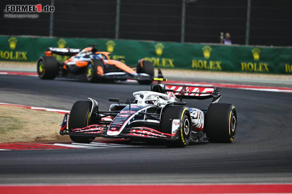 Foto zur News: Nico Hülkenberg (Haas) und Oscar Piastri (McLaren)