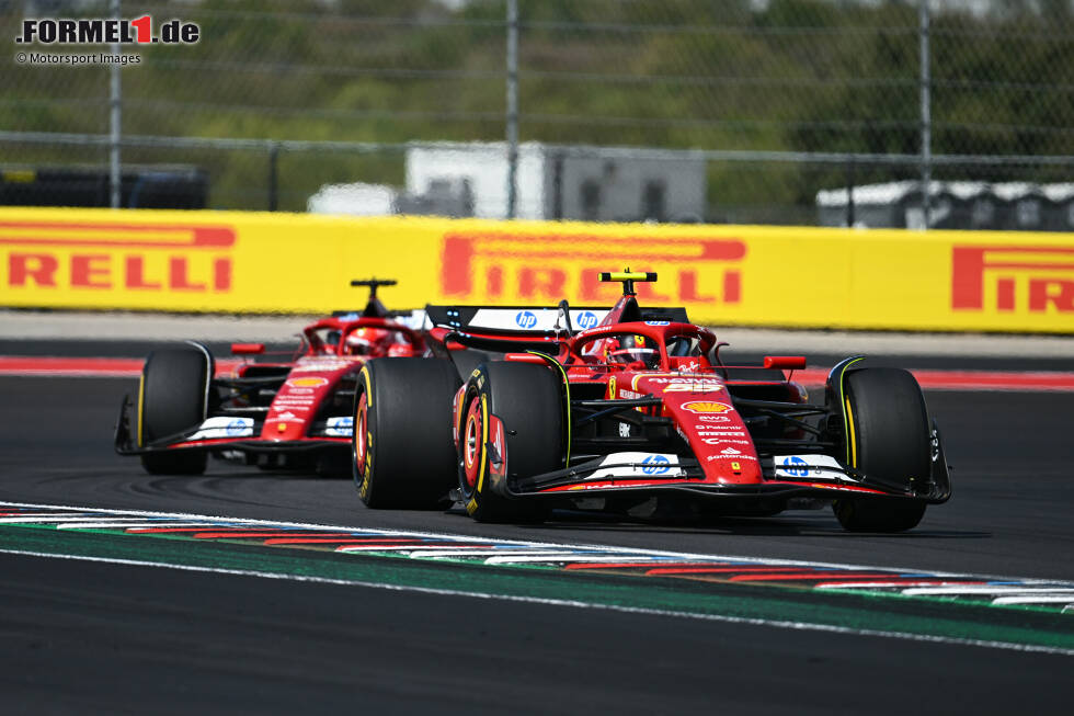 Foto zur News: Carlos Sainz (Ferrari) und Charles Leclerc (Ferrari)