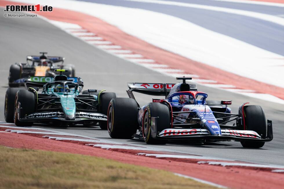 Foto zur News: Liam Lawson (Racing Bulls), Fernando Alonso (Aston Martin) und Esteban Ocon (Alpine)