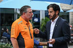 Foto zur News: Zak Brown (McLaren) mit FIA-Präsident Mohammed bin Sulayem