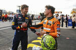 Foto zur News: Max Verstappen (Red Bull) und Lando Norris (McLaren)