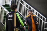 Foto zur News: Mattia Binotto (Sauber) und Andrea Stella (McLaren)