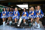 Foto zur News: Cheerleaderin der Mercedes-Box