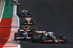 Foto zur News: Kevin Magnussen (Haas), Yuki Tsunoda (Racing Bulls) und Sergio Perez (Red Bull)