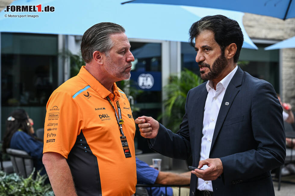 Foto zur News: Zak Brown (McLaren) mit FIA-Präsident Mohammed bin Sulayem