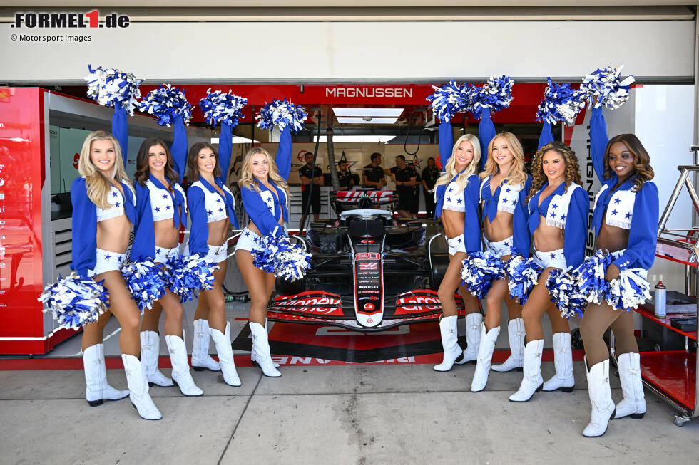 Foto zur News: Cheerleader in der Haas-Box