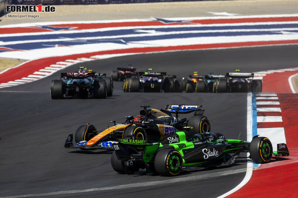 Foto zur News: Guanyu Zhou (Sauber) und Esteban Ocon (Alpine)