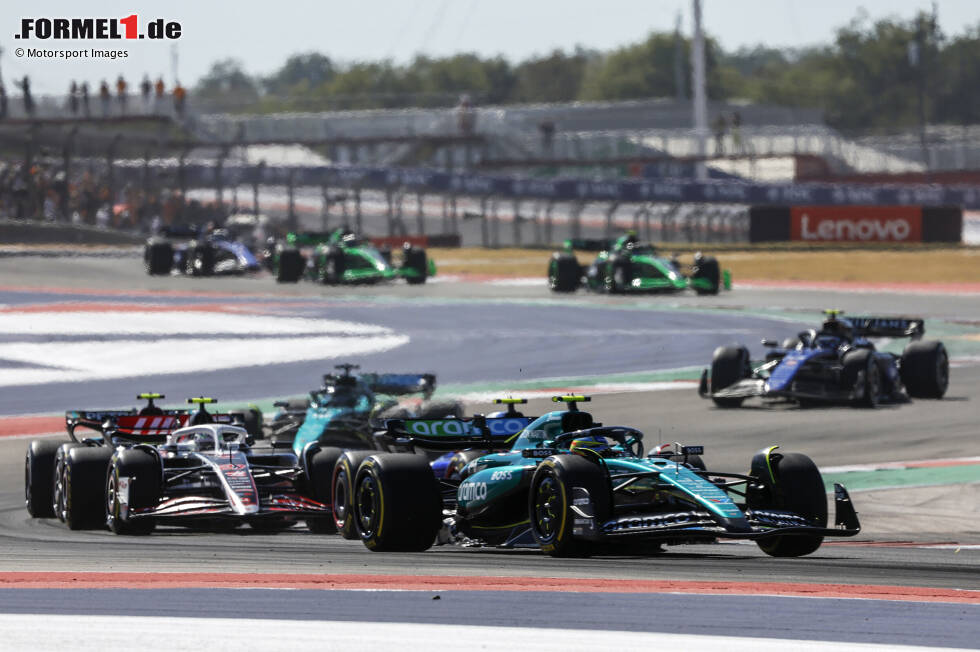 Foto zur News: Fernando Alonso (Aston Martin) und Nico Hülkenberg (Haas)