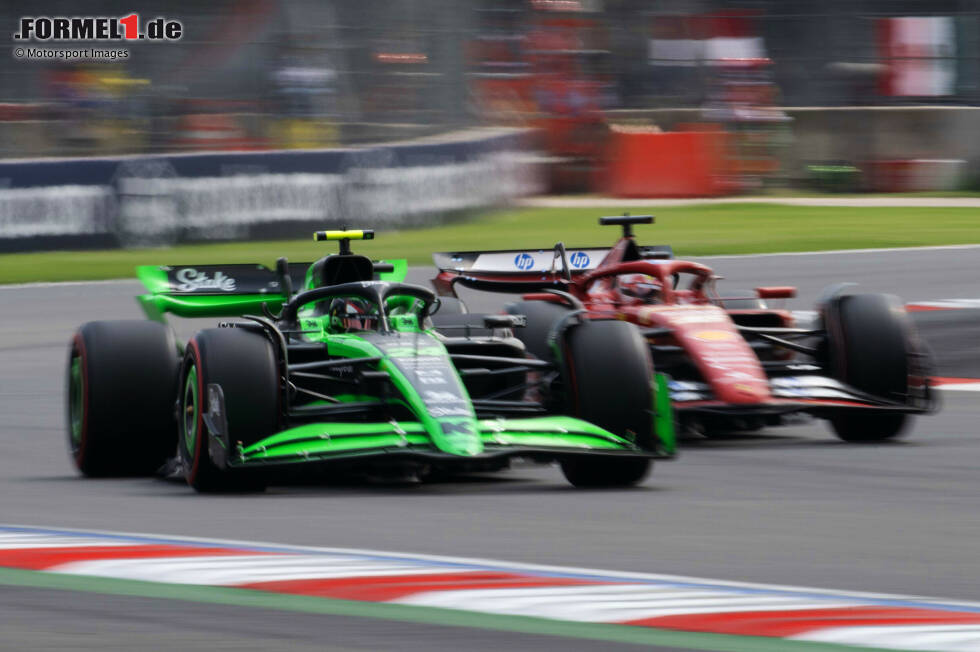 Foto zur News: Guanyu Zhou (Sauber) und Charles Leclerc (Ferrari)