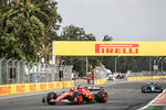 Foto zur News: Carlos Sainz (Ferrari) und Pierre Gasly (Alpine)