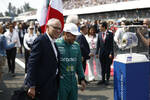 Foto zur News: Stefano Domenicali und Fernando Alonso (Aston Martin)