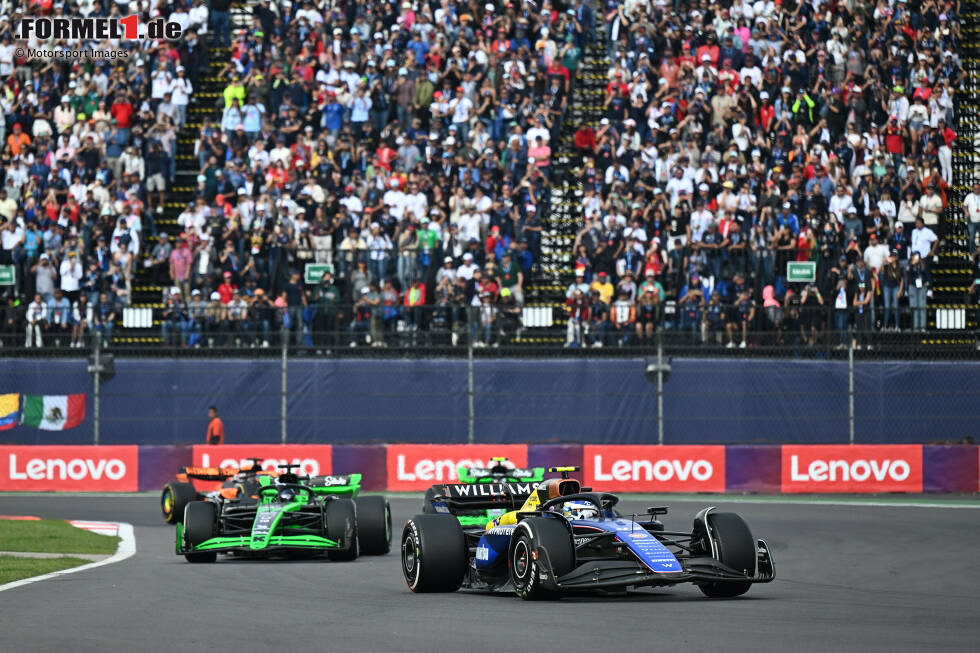 Foto zur News: Franco Colapinto (Williams) und Valtteri Bottas (Sauber)