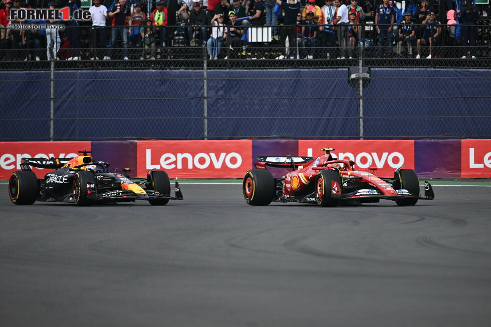 Foto zur News: Carlos Sainz (Ferrari) und Max Verstappen (Red Bull)