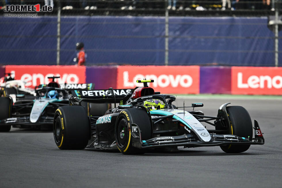 Foto zur News: Lewis Hamilton (Mercedes) und George Russell (Mercedes)