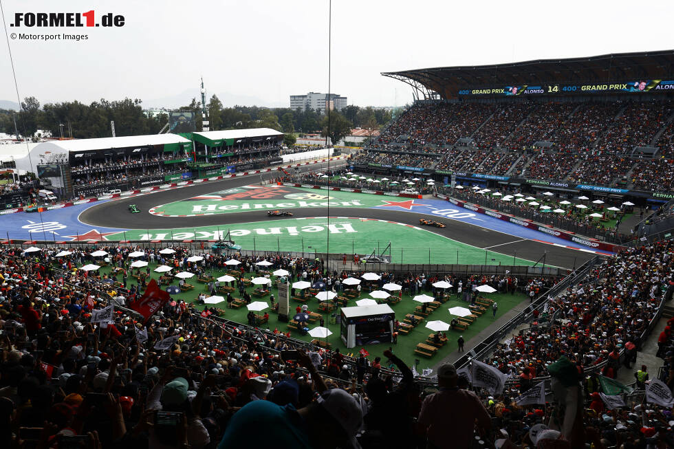 Foto zur News: Guanyu Zhou (Sauber), Oscar Piastri (McLaren) und Sergio Perez (Red Bull)