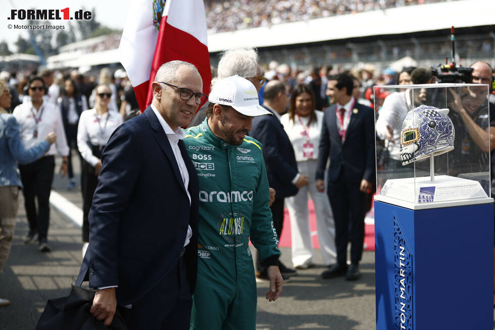 Foto zur News: Stefano Domenicali und Fernando Alonso (Aston Martin)