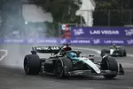 Foto zur News: George Russell (Mercedes) und Lewis Hamilton (Mercedes)