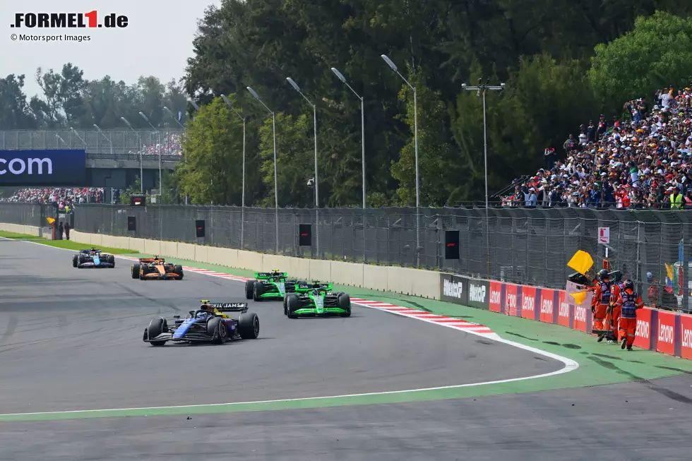 Foto zur News: Guanyu Zhou (Sauber), Franco Colapinto (Williams) und Valtteri Bottas (Sauber)