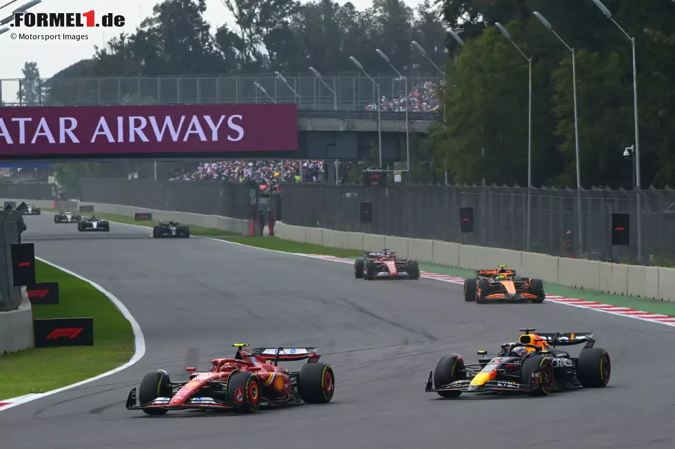 Foto zur News: Carlos Sainz (Ferrari) und Max Verstappen (Red Bull)