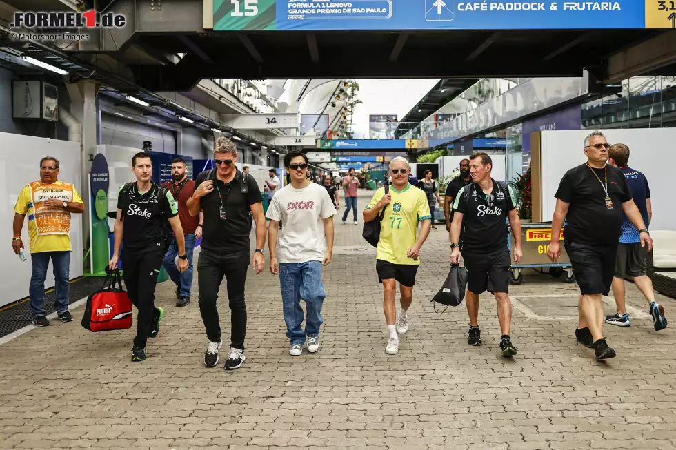 Foto zur News: Guanyu Zhou (Sauber) und Valtteri Bottas (Sauber)