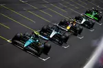 Foto zur News: Guanyu Zhou (Sauber), Fernando Alonso (Aston Martin), George Russell (Mercedes), Sergio Perez (Red Bull) und Lewis Hamilton (Mercedes)