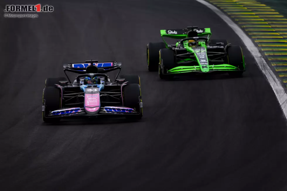 Foto zur News: Esteban Ocon (Alpine) und Valtteri Bottas (Sauber)