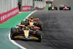 Foto zur News: Oscar Piastri (McLaren) und Lando Norris (McLaren)