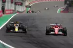 Foto zur News: Max Verstappen (Red Bull) und Charles Leclerc (Ferrari)