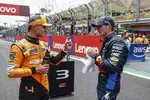 Foto zur News: Lando Norris (McLaren) und Max Verstappen (Red Bull)