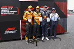 Foto zur News: Oscar Piastri (McLaren), Lando Norris (McLaren) und Max Verstappen (Red Bull)