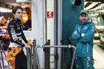 Foto zur News: Oscar Piastri (McLaren) und Fernando Alonso (Aston Martin)