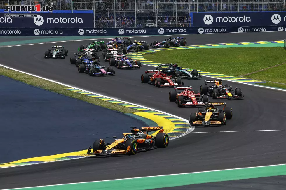 Foto zur News: Oscar Piastri (McLaren), Lando Norris (McLaren), Charles Leclerc (Ferrari) und Max Verstappen (Red Bull)