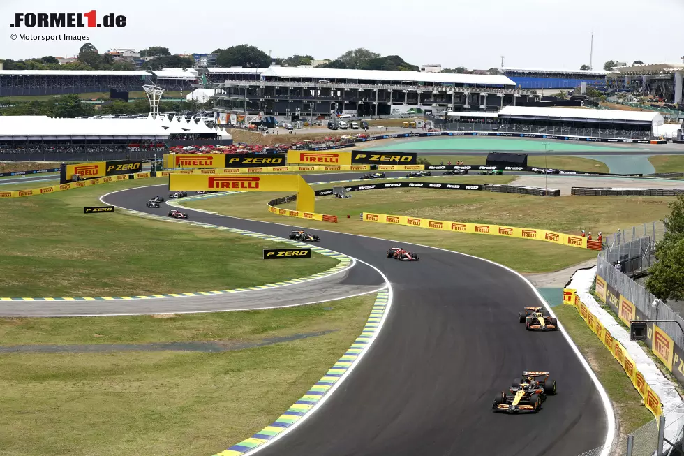 Foto zur News: Oscar Piastri (McLaren), Lando Norris (McLaren), Charles Leclerc (Ferrari) und Max Verstappen (Red Bull)