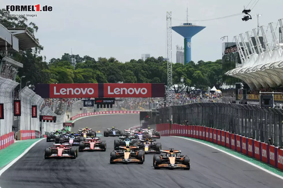 Foto zur News: Oscar Piastri (McLaren), Lando Norris (McLaren), Charles Leclerc (Ferrari), Carlos Sainz (Ferrari), Max Verstappen (Red Bull) und George Russell (Mercedes)