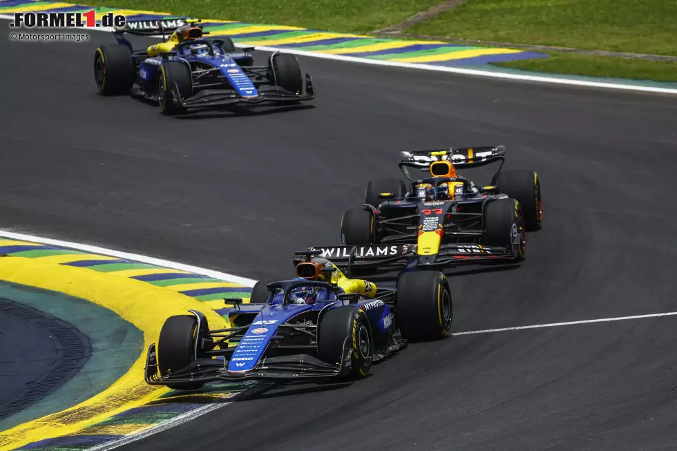 Foto zur News: Alexander Albon (Williams), Sergio Perez (Red Bull) und Franco Colapinto (Williams)