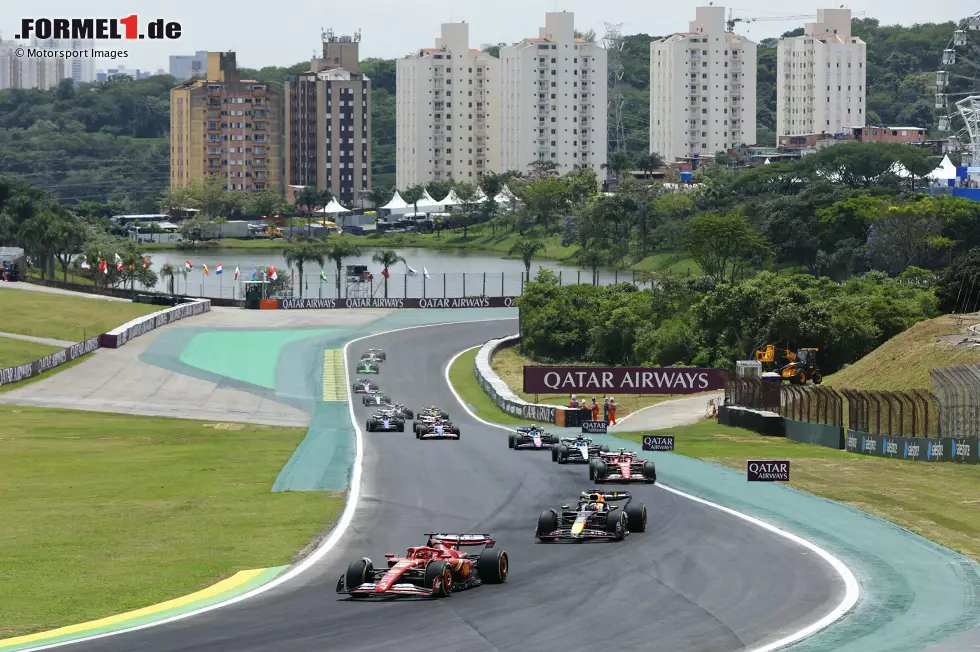 Foto zur News: Charles Leclerc (Ferrari), Max Verstappen (Red Bull), Carlos Sainz (Ferrari), George Russell (Mercedes) und Pierre Gasly (Alpine)