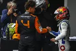 Foto zur News: Yuki Tsunoda (Racing Bulls) und Lando Norris (McLaren)