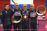 Foto zur News: Max Verstappen (Red Bull), Esteban Ocon (Alpine) und Pierre Gasly (Alpine)