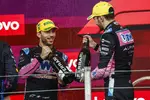 Foto zur News: Max Verstappen (Red Bull), Pierre Gasly (Alpine) und Esteban Ocon (Alpine)