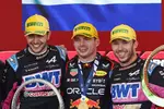 Foto zur News: Max Verstappen (Red Bull), Esteban Ocon (Alpine) und Pierre Gasly (Alpine)