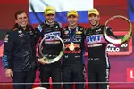 Foto zur News: Max Verstappen (Red Bull), Esteban Ocon (Alpine) und Pierre Gasly (Alpine)