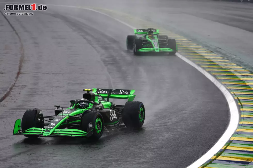 Foto zur News: Guanyu Zhou (Sauber) und Valtteri Bottas (Sauber)