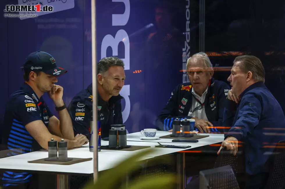 Foto zur News: Max Verstappen (Red Bull), Christian Horner, Helmut Marko und Jos Verstappen