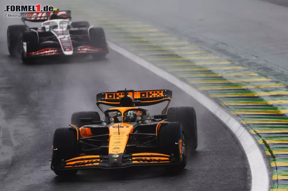 Foto zur News: Oscar Piastri (McLaren) und Nico Hülkenberg (Haas)