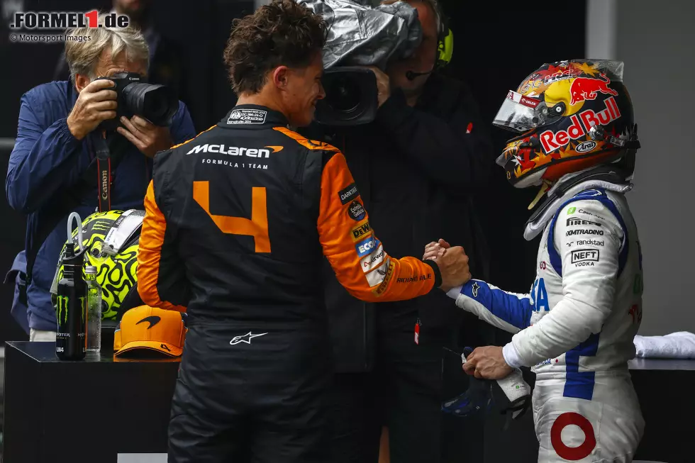 Foto zur News: Yuki Tsunoda (Racing Bulls) und Lando Norris (McLaren)