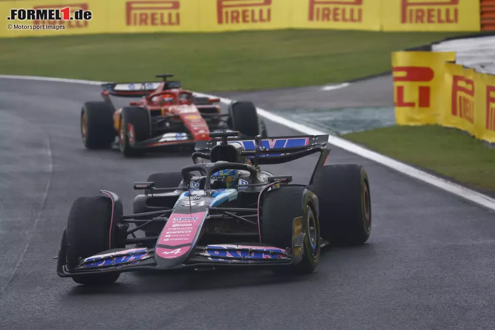 Foto zur News: Esteban Ocon (Alpine) und Charles Leclerc (Ferrari)