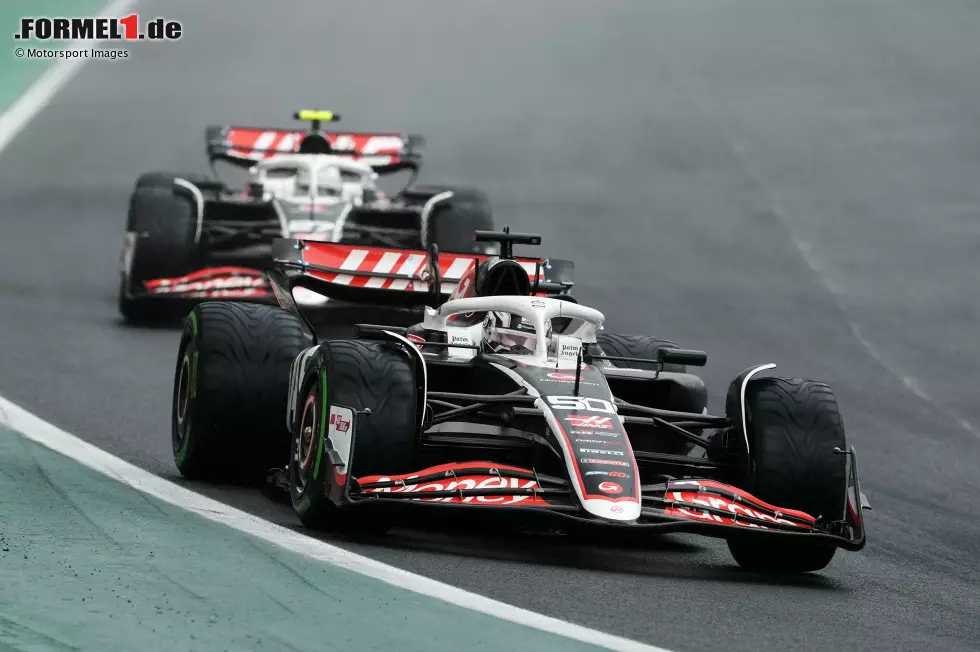 Foto zur News: Oliver Bearman und Nico Hülkenberg (Haas)