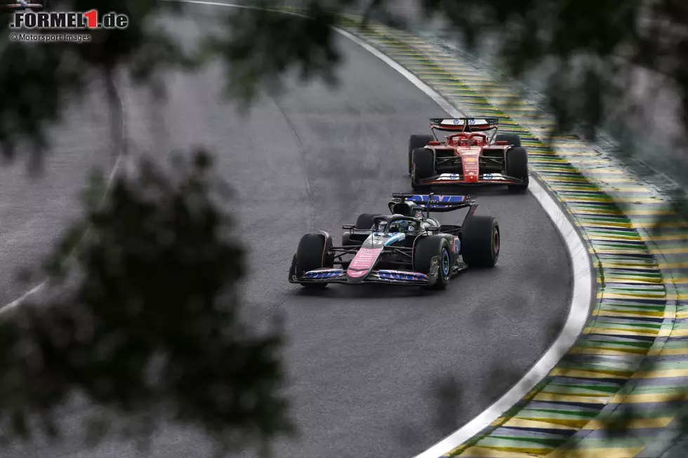 Foto zur News: Esteban Ocon (Alpine) und Charles Leclerc (Ferrari)