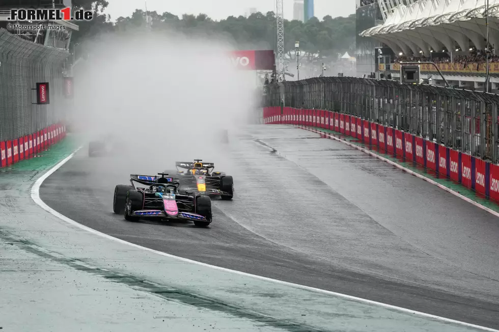 Foto zur News: Esteban Ocon (Alpine) und Max Verstappen (Red Bull)