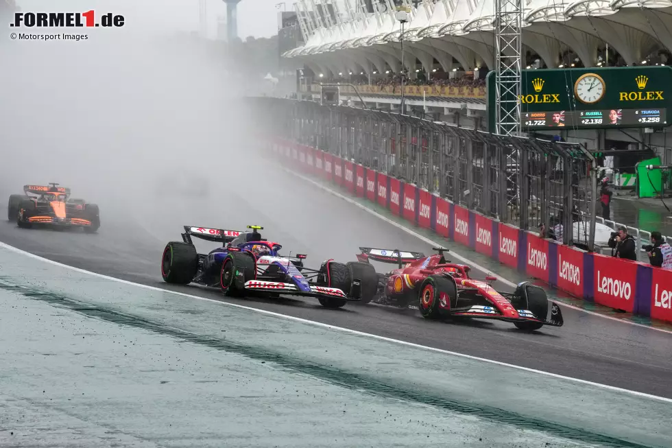 Foto zur News: Charles Leclerc (Ferrari) und Yuki Tsunoda (Racing Bulls)